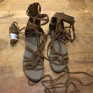 Flat sandal, scrappy lace up
